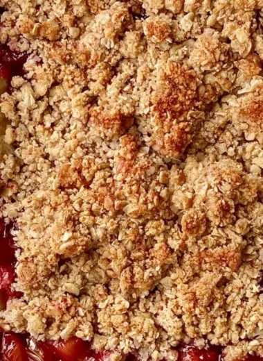 Delicious Classic Rhubarb Crumble Bars with a crispy topping and fruity filling