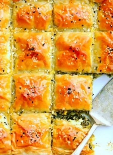 Delicious easy spinach pie with flaky crust and fresh ingredients.